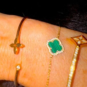 Such a simple, elegant, sensual piece the beautiful Louis Vuitton, original box